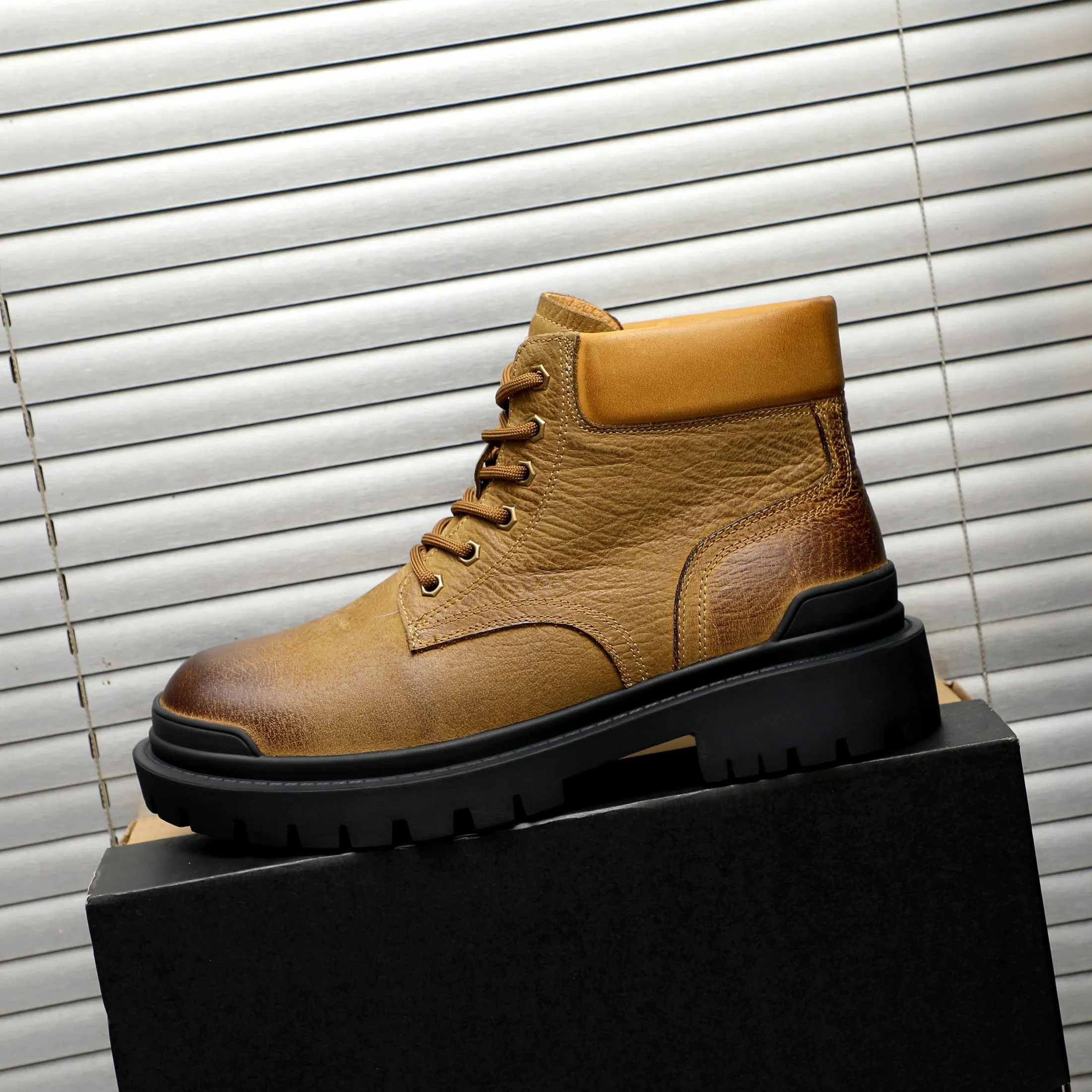 P620 Product trademark: "UGG" Gaobang men's shoes Regular size: 39-44 Product materials: Selected color-brushed cowhide upper, wool lining, original outsole
